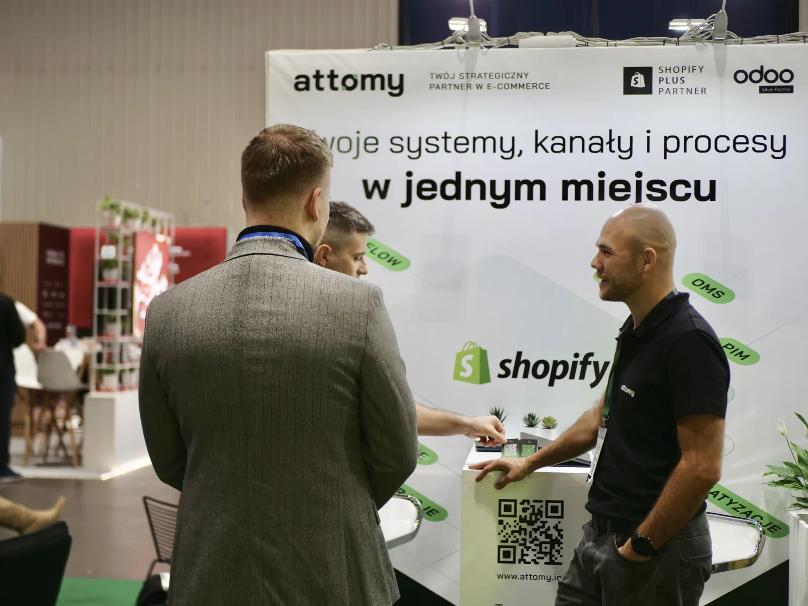 Wojciech Muszala rozmawia z odwiedzającymi w imieniu attomy podczas E-commerce Warsaw Expo